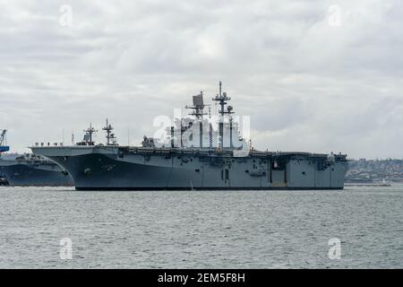 Portaerei nucleari che lasciano San Diego Bay. USS Midway nel porto di San Diego. Foto Stock