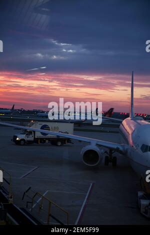 Tramonto all'Aeroporto O'Hare di Chicago. Foto Stock