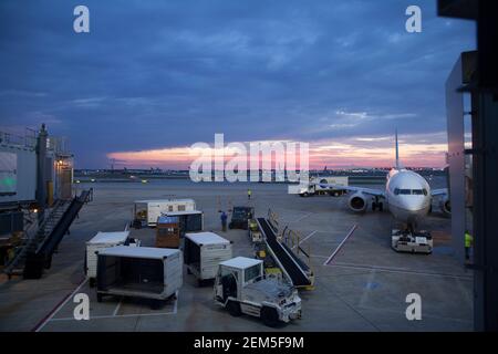 Tramonto all'Aeroporto O'Hare di Chicago. Foto Stock