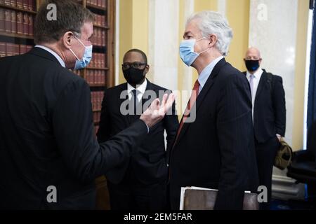Washington, Stati Uniti. 24 Feb 2021. William Burns, di destra, nominato per il direttore dell'Agenzia di intelligenza centrale, parla con il presidente Mark Warner, D-Va., dopo la sua audizione di conferma del Comitato di intelligenza selezionata del Senato sulla nomina di William Burns a direttore dell'Agenzia di intelligenza centrale (CIA) su Capitol Hill a Washington, DC il 24 febbraio 2021. Foto in piscina di Tom Williams/UPI Credit: UPI/Alamy Live News Foto Stock