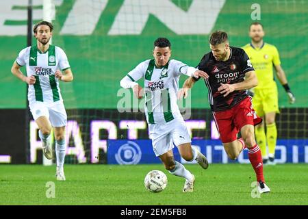 GRONINGEN, PAESI BASSI - FEBBRAIO 24: Daniel van Kaam del FC Groningen e Bart Nieuwkoop di Feyenoord durante la partita Eredivisie tra FC Groningen e Feyenoord allo stadio Hitachi Capital Mobility il 24 febbraio 2021 a Groningen, Paesi Bassi (Foto di Yannick Verhoeven/Orange Pictures) Foto Stock