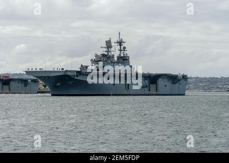 Portaerei nucleari che lasciano San Diego Bay. USS Midway nel porto di San Diego. Foto Stock