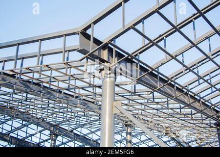 Nuove costruzioni residenziali home carpenteria metallica contro un cielo blu Foto Stock