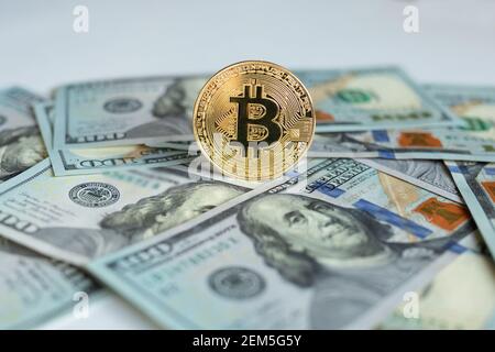 Bitcoin in piedi su valute di dollari. Bitcoins e il nuovo concetto di denaro virtuale. Crescita di Bitcoin. Foto di alta qualità Foto Stock