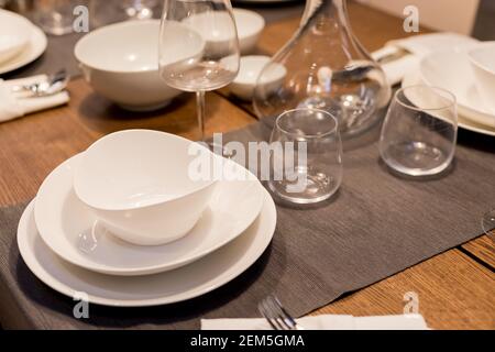 Tavolo con piatti e bicchieri prima di una festa. Posate Foto Stock