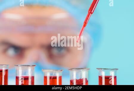 Il medico lavora con il campione di sangue. Analisi di laboratorio. Test medico. Ricerca sul sangue. Lo scienziato fa l'esame del sangue. Foto Stock