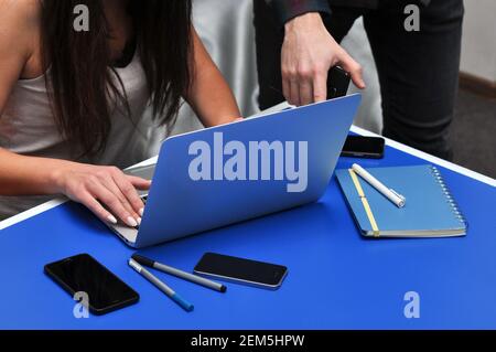 Programmatore, Mobile Application Designers, Web Designer che lavora in ufficio. Lavoro di squadra e programmazione di siti web e applicazioni mobili sul laptop. Foto Stock