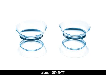 Due lenti a contatto con riflessi, isolate su sfondo bianco Foto Stock