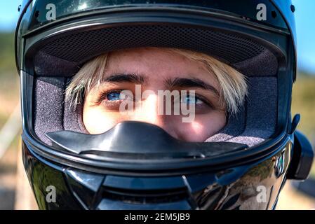 02,24,2021,Izmir,Turchia,un motociclista che indossa un casco Foto Stock