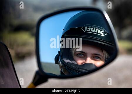 02,24,2021,Izmir,Turchia,un motociclista che indossa un casco Foto Stock