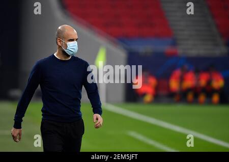 Budapest, Ungheria. 24 Feb 2021. Calcio: Champions League, Borussia Mönchengladbach - Manchester City, turno di knockout, turno di 16, prima tappa alla Puskas Arena. Il pullman Pep Guardiola di Manchester City arriva allo stadio. Credit: Marton Monus/dpa/Alamy Live News Foto Stock