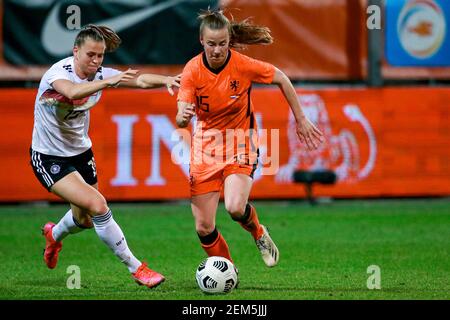 VENLO, PAESI BASSI - FEBBRAIO 24: Klara Buhl di Germania Lynn Wilms dei Paesi Bassi durante la partita internazionale di amichevole tra donne olandesi e Germania Donne allo Stadion de Koel il 24 febbraio 2021 a Venlo, Paesi Bassi (Foto di Broer van den Boom/Orange Pictures) Foto Stock