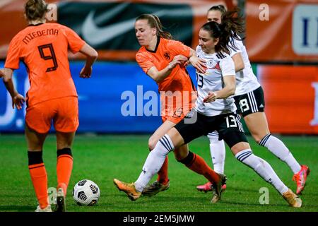 VENLO, PAESI BASSI - FEBBRAIO 24: Lynn Wilms dei Paesi Bassi, Sara Dabritz della Germania durante la partita internazionale amichevole tra Paesi Bassi Foto Stock