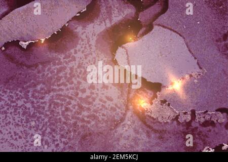 Ametista e viola disegno astratto di marmo con scintille. Sfondo vettoriale nella tecnica dell'inchiostro alcolico con glitter. Modello per banner, poster Illustrazione Vettoriale