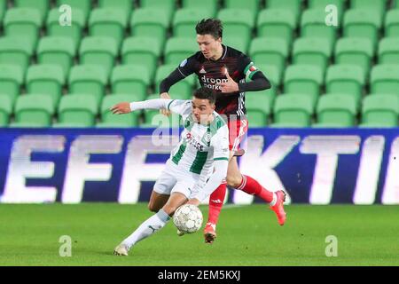 GRONINGEN, PAESI BASSI - FEBBRAIO 24: Daniel van Kaam del FC Groningen e Steven Berghuis di Feyenoord durante la partita Eredivisie tra FC Groninge Foto Stock