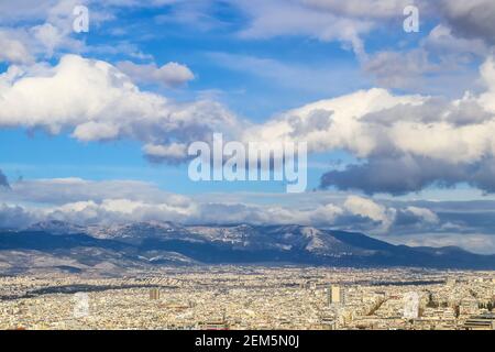 Vista sui tetti di Atene verso le montagne da L'Acropoli con un suggestivo paesaggio torbido Foto Stock