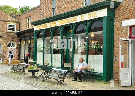 Le sale da tè si trovano nella ricostruita strada vittoriana del Preston Park Museum. Stockton -on-Tees, England.UK Foto Stock