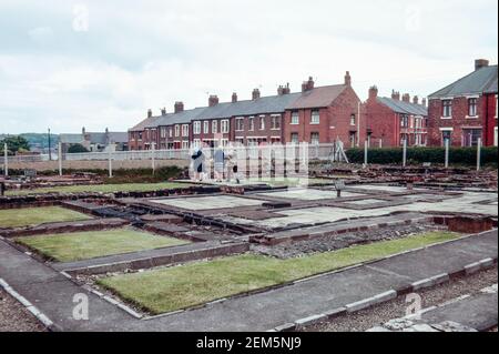 South Shields vicino a Newcastle - rovine di un grande forte romano Arbeia, guarnigione chiave che sorvegliava la rotta marittima verso il Muro di Adriano. La sede centrale. Scansione di archivio da un vetrino. Giugno 1974. Foto Stock