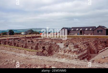 Corbridge vicino Hexham, Northumberland, Inghilterra - rovine di un grande forte romano Coria, una guarnigione che custodisce il Muro di Adriano. Granai. Scansione di archivio da un vetrino. Giugno 1974. Foto Stock