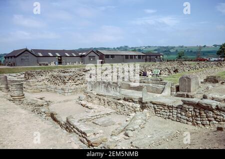 Corbridge vicino Hexham, Northumberland, Inghilterra - rovine di un grande forte romano Coria, una guarnigione che custodisce il Muro di Adriano. Granai. Scansione di archivio da un vetrino. Giugno 1974. Foto Stock