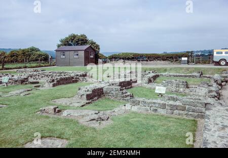 Corbridge vicino Hexham, Northumberland, Inghilterra - rovine di un grande forte romano Coria, una guarnigione che custodisce il Muro di Adriano. Sede centrale. Scansione di archivio da un vetrino. Giugno 1974. Foto Stock