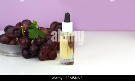 Cosmetici biologici bio-uva. Estratto, oli di semi d'uva, siero. Laboratorio cosmetico astratto. Foto Stock