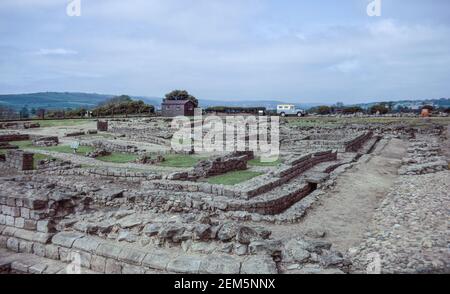 Corbridge vicino Hexham, Northumberland, Inghilterra - rovine di un grande forte romano Coria, una guarnigione che custodisce il Muro di Adriano. Laboratori composti ad ovest. Scansione di archivio da un vetrino. Giugno 1974. Foto Stock