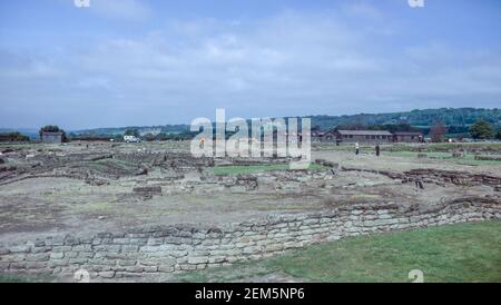 Corbridge vicino Hexham, Northumberland, Inghilterra - rovine di un grande forte romano Coria, una guarnigione che custodisce il Muro di Adriano. East compound, vista generale. Scansione di archivio da un vetrino. Giugno 1974. Foto Stock