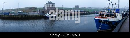 Barche da pesca ormeggiate nel porto di Eyemouth, Gunsgreen House Foto Stock