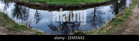 Alberi riflessi nel fiume Tyne, Haddington Foto Stock