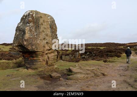 Walker su Stanton Moor Foto Stock