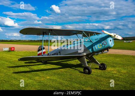 Bucker Jungmann biplanare in 1936 Olimpiadi colori - Bücker Jungmann CASA 1-131-E3B registrazione G-BSAJ, costruito 1952, luogo Duxford airfield. Foto Stock