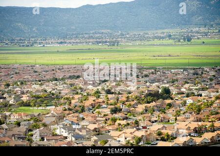 Vista aerea del quartiere suburbano con le stesse ville ricche vicine l'una all'altra con la montagna dietro. California, Stati Uniti. Vista aerea di residenziale m Foto Stock
