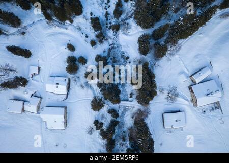 Vista aerea della Baite del Moschel in inverno innevata. Oltressenda alta, Valzurio, Val Seriana, Bergamo, Lombardia, Italia. Foto Stock