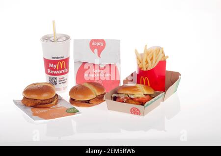 McDonalds, assortimento di panini con pollo croccante con pasto croccante, Deluxe e piccante, oltre a patatine fritte e una bibita rilasciata il 24 febbraio 2021 Foto Stock