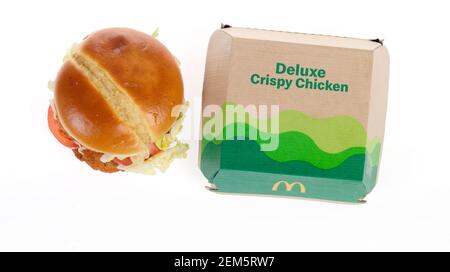 McDonalds nuovo pollo croccante Sandwich Deluxe con scatola. Rilasciato il 24 febbraio 2021 Foto Stock