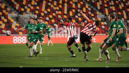 Brentford's Mads Bech Sorensen (29) segna il terzo gol della partita durante la partita del campionato Sky Bet al Brentford Community Stadium di Londra. Data immagine: Mercoledì 24 febbraio 2021. Foto Stock