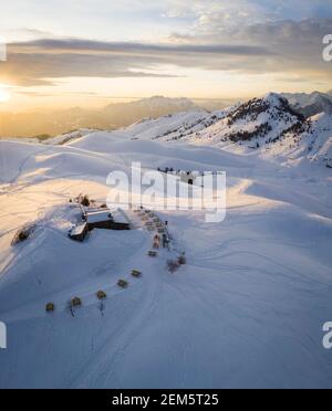 Rifugio Parafulmine, Monte Farnno e Pizzo Formico in inverno. Monte Faro, Gandino, Valgandino, Val Seriana, provincia di Bergamo, Lombardia, Italia. Foto Stock