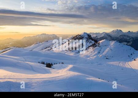 Tramonto su un Monte Farnno innevato e Pizzo Formico in inverno. Monte Faro, Gandino, Valgandino, Val Seriana, provincia di Bergamo, Lombardia, Italia. Foto Stock