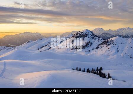 Tramonto su un Monte Farnno innevato e Pizzo Formico in inverno. Monte Faro, Gandino, Valgandino, Val Seriana, provincia di Bergamo, Lombardia, Italia. Foto Stock