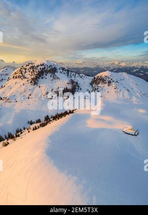 Tramonto su un Monte Farnno innevato e Pizzo Formico in inverno. Monte Faro, Gandino, Valgandino, Val Seriana, provincia di Bergamo, Lombardia, Italia. Foto Stock