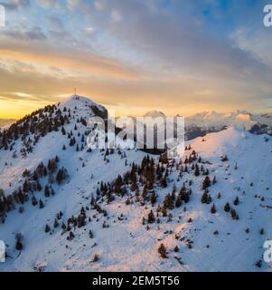 Tramonto su un Monte Farnno innevato e Pizzo Formico in inverno. Monte Faro, Gandino, Valgandino, Val Seriana, provincia di Bergamo, Lombardia, Italia. Foto Stock