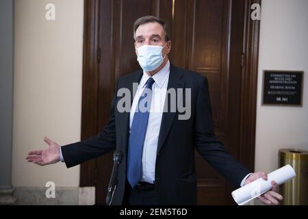 Washington, Stati Uniti. 24 Feb 2021. Il Presidente Sen. Mark Warner, D-Va., arriva per l'audizione di conferma del Comitato di intelligenza selezionata del Senato per William.Burns, nominato direttore della Central Intelligence Agency, presso l'Ufficio del Senato di Russell Building a Capitol Hill, Washington, DC, il 24 febbraio 2021. Foto in piscina di Tom Williams/UPI Credit: UPI/Alamy Live News Foto Stock