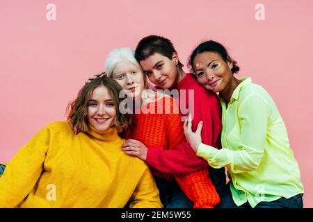 gruppo di donne multietniche con diversi tipi di pelle che si posano insieme in studio. Concetto di positività del corpo e di autoaccettazione Foto Stock