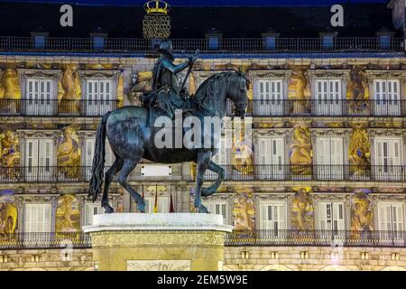 Statua di Filippo III a Plaza Mayor a Madrid in una bella notte estiva, Spagna Foto Stock