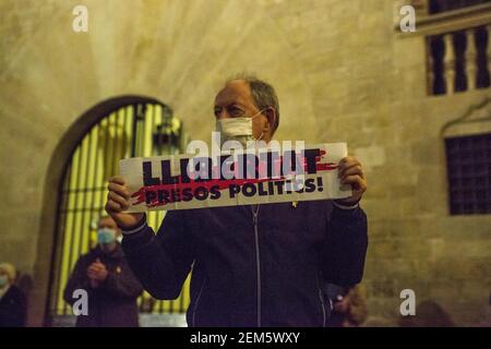 Barcellona, Catalogna, Spagna. 24 Feb 2021. Il manifestante è visto con i cartelli che dicono: Libertà prigionieri politici.i gruppi di indipendenza catalani hanno indetto a Barcellona una manifestazione per la libertà dei prigionieri politici della Catalogna, condannati per crimini di sedizione dalla Corte Suprema di Spagna, il primo giorno, da martedì 16 febbraio, Che la città non ha avuto manifestazioni per la libertà di Pablo Hasél, rappero catalano accusato di esaltazione del terrorismo e di insultare la corona dal contenuto dei testi delle sue canzoni. Credit: Thiago Prudencio/DAX/ZUMA Wire/Alamy Live News Foto Stock