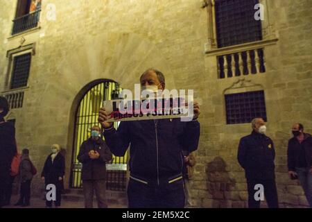 Barcellona, Catalogna, Spagna. 24 Feb 2021. Il manifestante è visto con i cartelli che dicono: Libertà prigionieri politici.i gruppi di indipendenza catalani hanno indetto a Barcellona una manifestazione per la libertà dei prigionieri politici della Catalogna, condannati per crimini di sedizione dalla Corte Suprema di Spagna, il primo giorno, da martedì 16 febbraio, Che la città non ha avuto manifestazioni per la libertà di Pablo Hasél, rappero catalano accusato di esaltazione del terrorismo e di insultare la corona dal contenuto dei testi delle sue canzoni. Credit: Thiago Prudencio/DAX/ZUMA Wire/Alamy Live News Foto Stock