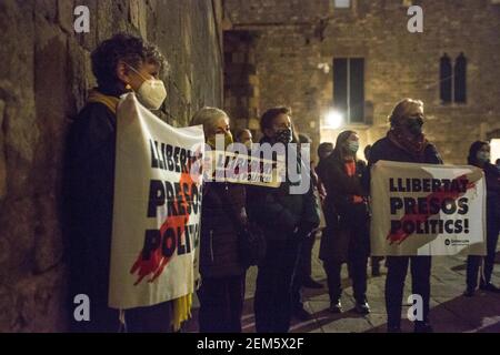 Barcellona, Catalogna, Spagna. 24 Feb 2021. I manifestanti sono visti con cartelli che dicono: Prigionieri politici di libertà.i gruppi di indipendenza catalani hanno indetto a Barcellona una manifestazione per la libertà dei prigionieri politici della Catalogna, condannati per crimini di sedizione dalla Corte Suprema di Spagna, il primo giorno, da martedì 16 febbraio, Che la città non ha avuto manifestazioni per la libertà di Pablo Hasél, rappero catalano accusato di esaltazione del terrorismo e di insultare la corona dal contenuto dei testi delle sue canzoni. Credit: Thiago Prudencio/DAX/ZUMA Wire/Alamy Live News Foto Stock