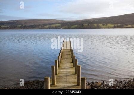 Un molo sul lago Ullswater, nel distretto dei laghi inglesi Foto Stock