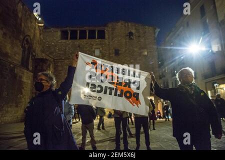 Barcellona, Catalogna, Spagna. 24 Feb 2021. I manifestanti sono visti con cartelli che dicono: Prigionieri politici di libertà.i gruppi di indipendenza catalani hanno indetto a Barcellona una manifestazione per la libertà dei prigionieri politici della Catalogna, condannati per crimini di sedizione dalla Corte Suprema di Spagna, il primo giorno, da martedì 16 febbraio, Che la città non ha avuto manifestazioni per la libertà di Pablo Hasél, rappero catalano accusato di esaltazione del terrorismo e di insultare la corona dal contenuto dei testi delle sue canzoni. Credit: Thiago Prudencio/DAX/ZUMA Wire/Alamy Live News Foto Stock
